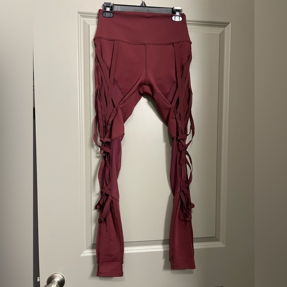 ALO Yoga Pants - ALO Yoga High-Waist Wrapped Stirrup Legging - Maroon, Size Medium